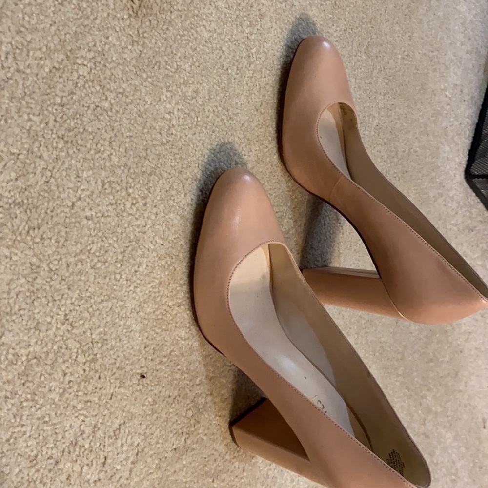 Neutral leather pumps, rounded toe, stylish 3” chunky heel